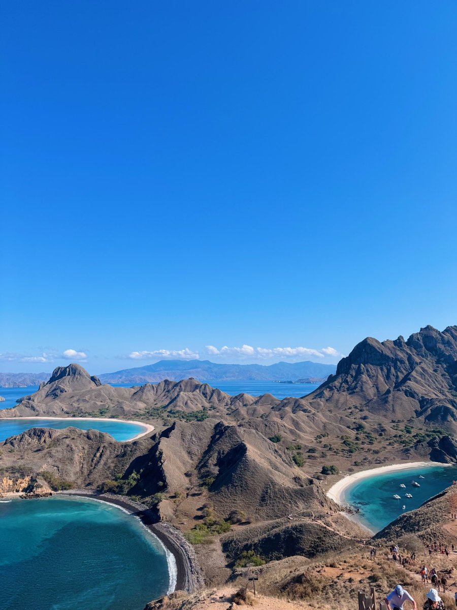 Saranadhila's tweet photo. Padar island - Bajo ⛰️🌊🚤 https://t.co/yxdx0MEQfI