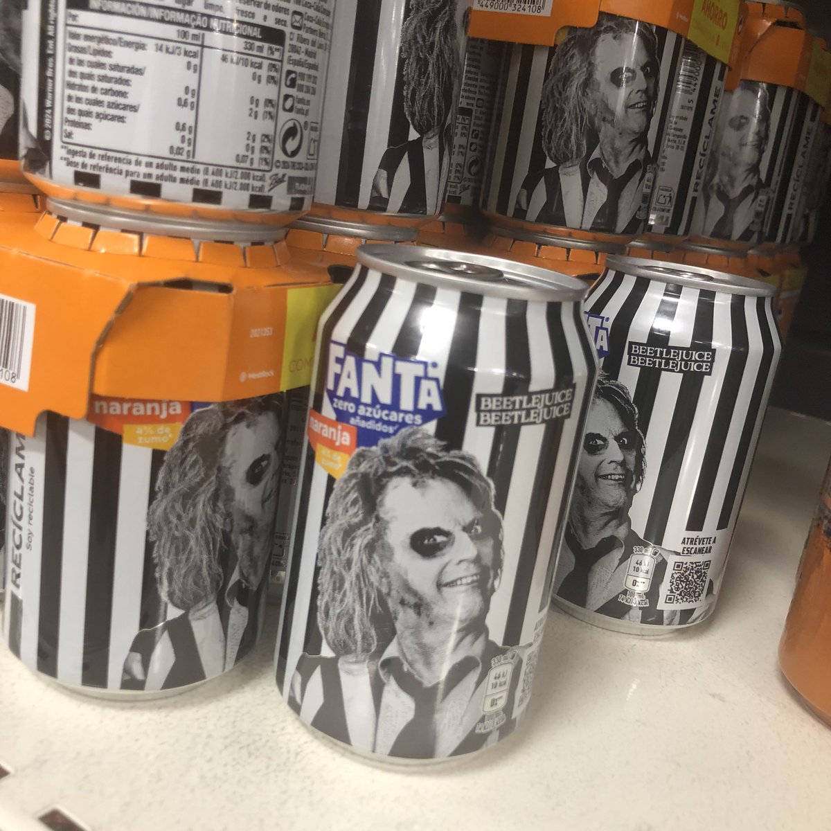 peralvaro's tweet photo. ⚫️⚪️ Beetlejuice y Fanta, mola. https://t.co/2tzuKVuNSz
