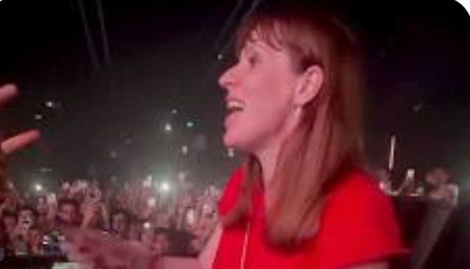 Jennife94501468's tweet image. What's the difference between these two pictures 👇
 Let's just have a little reminder shall we.
Oh yes one Is a young woman on holiday enjoying herself when it's legal too.
Whereas the second one is those disrespectful disgusting animals in parliament parting while our relatives…