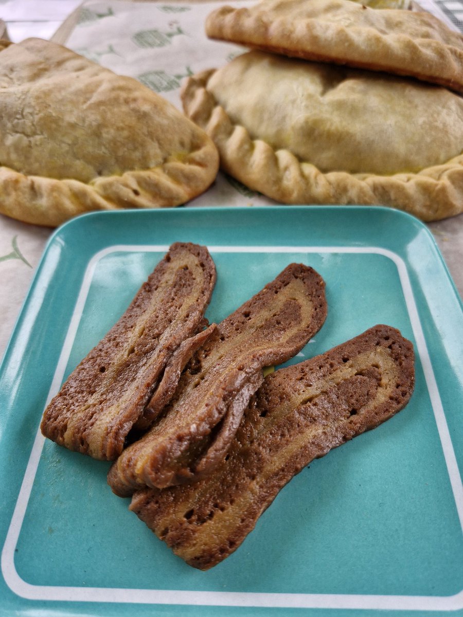 As today is Bacon Day, here's a pic of our homemade seitan bacon 🥓 with our awardwinning pasties in the background 😋💚👍🌱
#veganbacon #seitanbacon #baconday #awardwinning #veganpasty #justtwovegansmakingveganfood #artisanfair #Harborough
