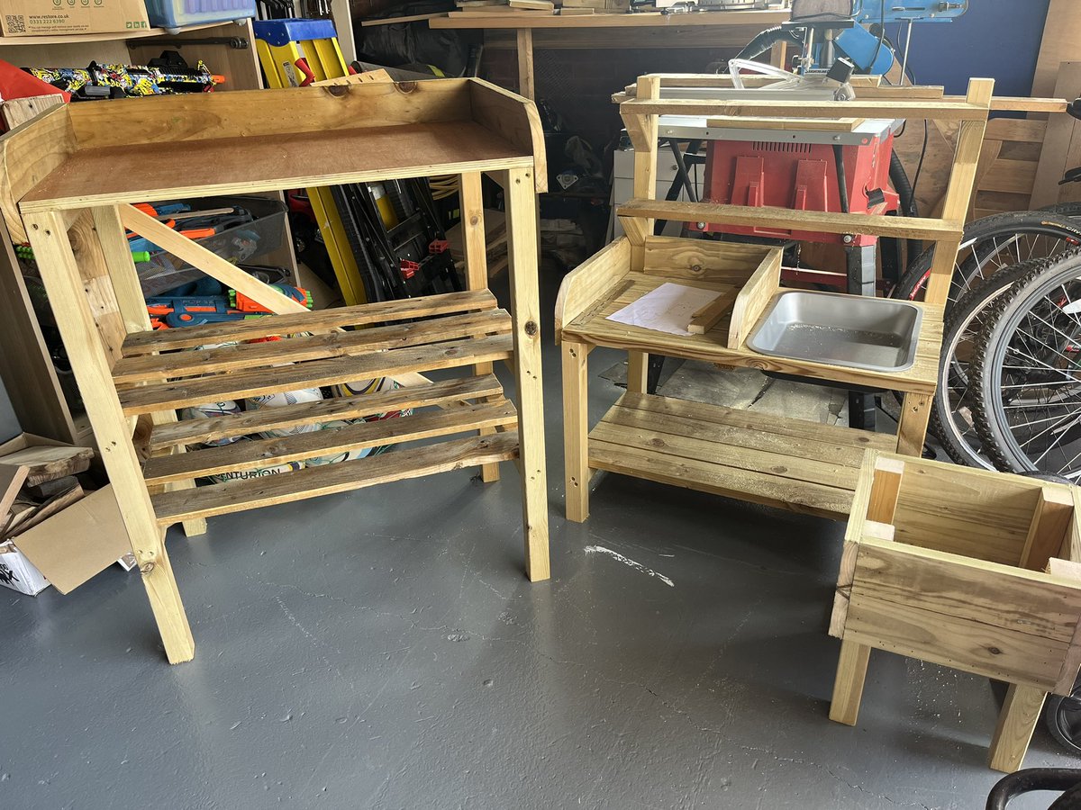 Seeder_Wood's tweet photo. Mummy potting bench and baby potting bench (potting bench/small planter/mini cold frame combo!)
#commissions #woodworking #Alex12 #Tomas10 #SeederWood #Barry https://t.co/nzz0sbBYxj