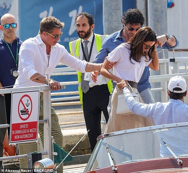 pittstoppp's tweet image. new 📸 brad pitt arrived at the venice film festival !