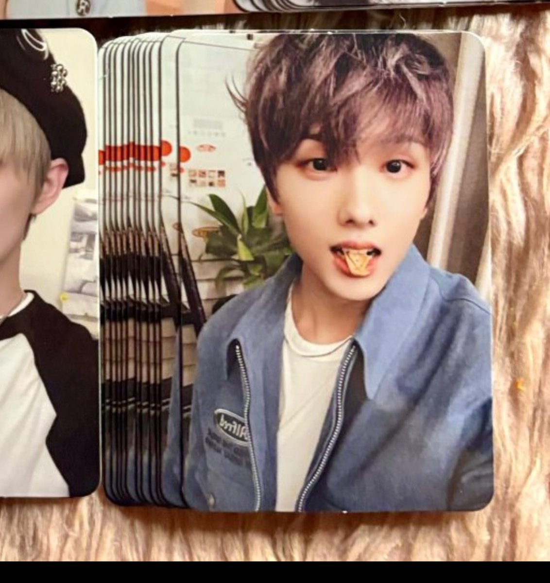 haecahnism's tweet photo. @jiyuriseuton mine 1 each https://t.co/Hxxt4Qfsl3
