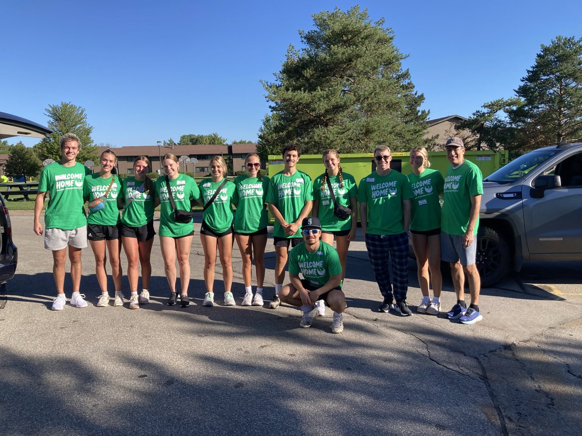Michael Alexander (@uwgbchancellor) on Twitter photo Awesome crew from <a href="/GBPhoenixSwim/">Green Bay Swimming & Diving</a> helping our students move in this morning!! Awesome crew from <a href="/GBPhoenixSwim/">Green Bay Swimming & Diving</a> helping our students move in this morning!!
