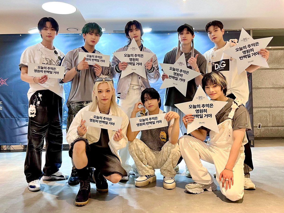 [스키지기]

STAY의 응원 속에서 <dominATE SEOUL> DAY3도 행복하게 마무리❣ 
항상 곁에서 반짝이는 추억 만들어줘서 고마워요! ✨💙

#StrayKids #스트레이키즈
#dominATE
#dominATE_SEOUL
#ATE
#ChkChkBoom
#YouMakeStrayKidsStay