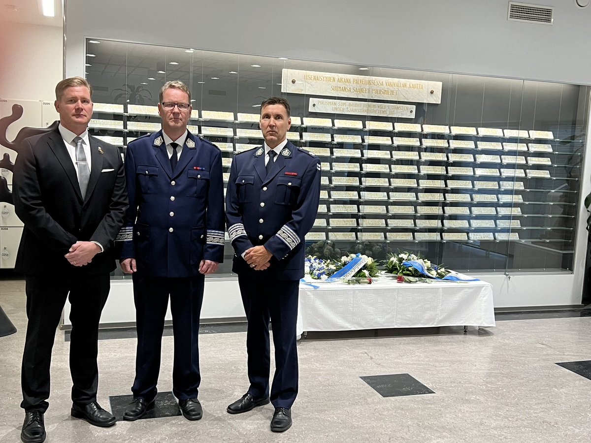 MarkoLaitinen_'s tweet photo. Kunnioitimme tänään muistotilaisuudessa työtehtävissään menehtyneiden poliisien muistoa. Itsenäisyyden aikana näitä traagisia tapahtumia on 132, joista 2000-luvulla onneksi vain kaksi. Kiitos menehtyneiden läheisille ja kutsuvieraille osallistumisesta. #polamk #poliisi #spjl https://t.co/gAxAgd2sdX