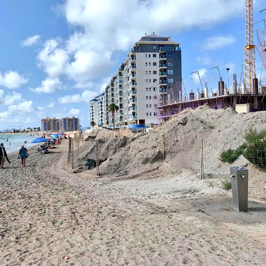 NuestroMarMenor's tweet photo. DESOLACIÓN en La Manga del Mar Menor

Foto1) Nueva construcción en espacio cultural protegido de Faro de El Estacio 📷 @paconadal

Foto2) Piscina y 2 bloques a pie de arena/playa 📷 @sosmarmenorofi

Bienvenidos a Región de Murcia:alcaldes y concejales de urbanismo "que más saben" https://t.co/pb07QG9XGz