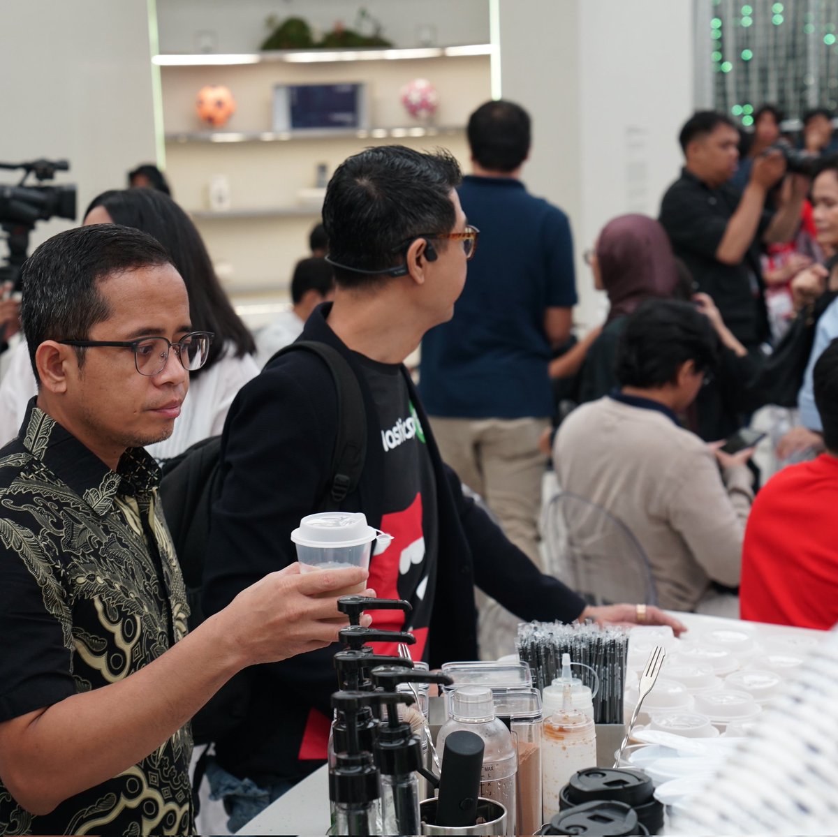 OPPOIndonesia's tweet photo. Selain mendapatkan wawasan baru, peserta bisa mengeksplorasi produk OPPO pilihan seperti OPPO Reno12 F Series, sekaligus mencoba menu di Finderscafe.

#OPPOReno12FSeries
#OPPOGallery
#YCAB https://t.co/brqcCVA37g