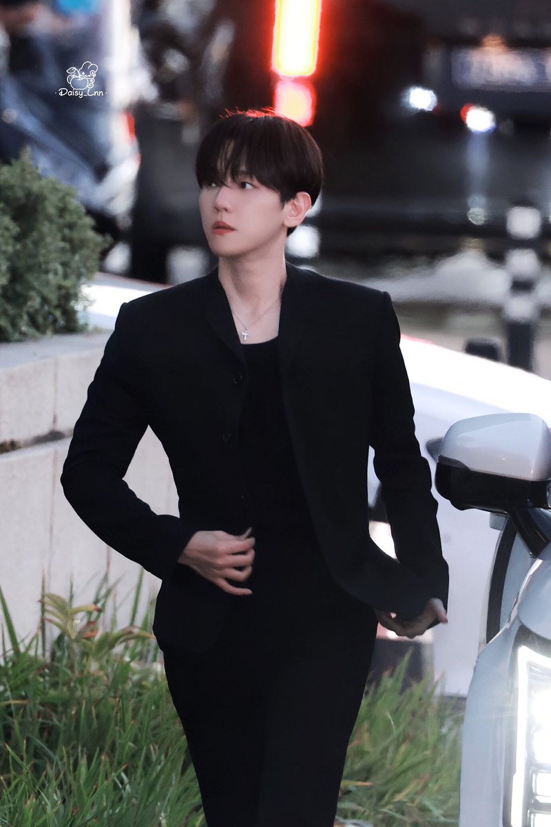 LOOK AT BAEKHYUN
