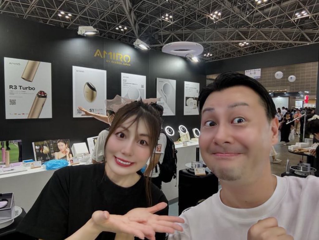 sakumon_masaki's tweet photo. 近くの #AMIRO さんブースにて先月 #TEPPEN にて一緒にMCさせてもらった、じゅみちゃん発見✨
世間って狭〜😂😂
明日、いよいよ最終日!!
台風の影響がないことを祈って…🤲
#JAPANドラッグストアショー https://t.co/CdzlOxFMlI