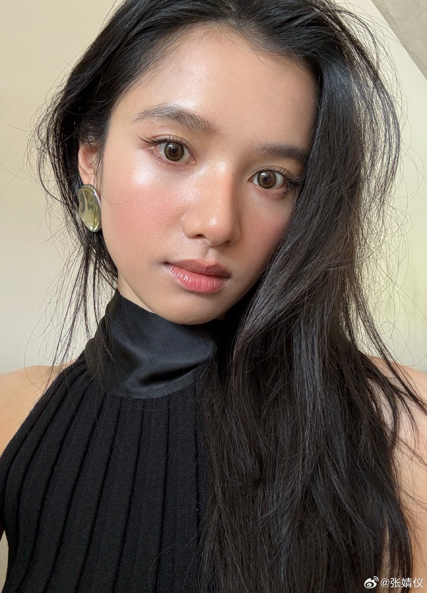 CdramaNews1's tweet photo. 📸 | #ZhangJingyi shared new selfies 😍
#Cdrama #CdramaNews #Cpop https://t.co/7OhMjoY4Ew