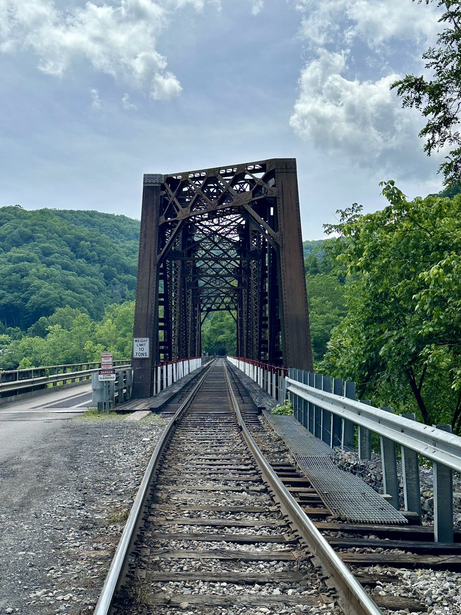 ekc1210's tweet image. QP your rails shot 🚂