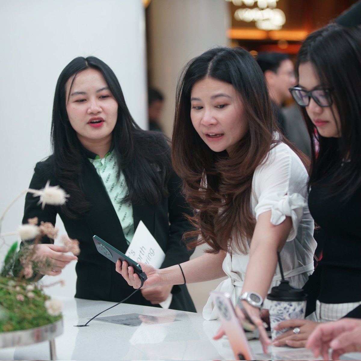 OPPOIndonesia's tweet photo. Selain mendapatkan wawasan baru, peserta bisa mengeksplorasi produk OPPO pilihan seperti OPPO Reno12 F Series, sekaligus mencoba menu di Finderscafe.

#OPPOReno12FSeries
#OPPOGallery
#YCAB https://t.co/brqcCVA37g