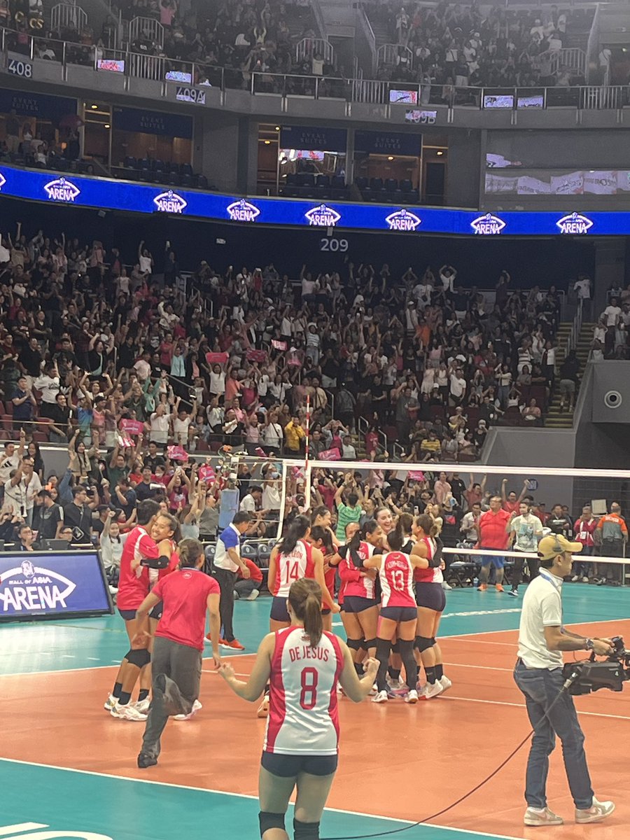 News5PH's tweet photo. Maghaharap sa finals ng #PVL2024 #ReinforcedConference ang #Creamline at #Akari matapos payukuin ng #CoolSmashers ang #Cignal #HDSpikers sa five thrilling sets, 20-25, 26-28, 25-18, 27-25, 15-13. #News5 https://t.co/WdOqgChTpN