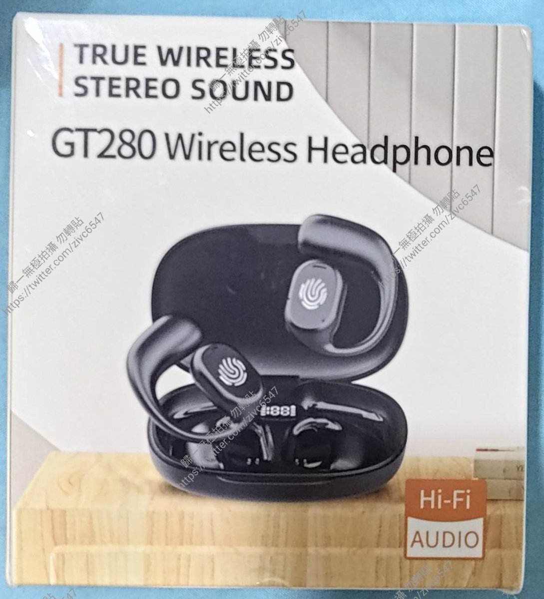 zivc6547's tweet image. 20240831
最近發現無線藍芽耳機的座艙，
在充電的時候，
經常會有接觸不良的情況，
擔心哪天就不能夠充電使用了，
所以緊急買了一個 耳掛式外部藍芽耳機，
屬於不入耳式的一種耳機，
據說這樣對耳朵會比較好，
不會因為入耳導致聽力受到影響。

#Taiwan 
#BluetoothHeadset 
#EarHook