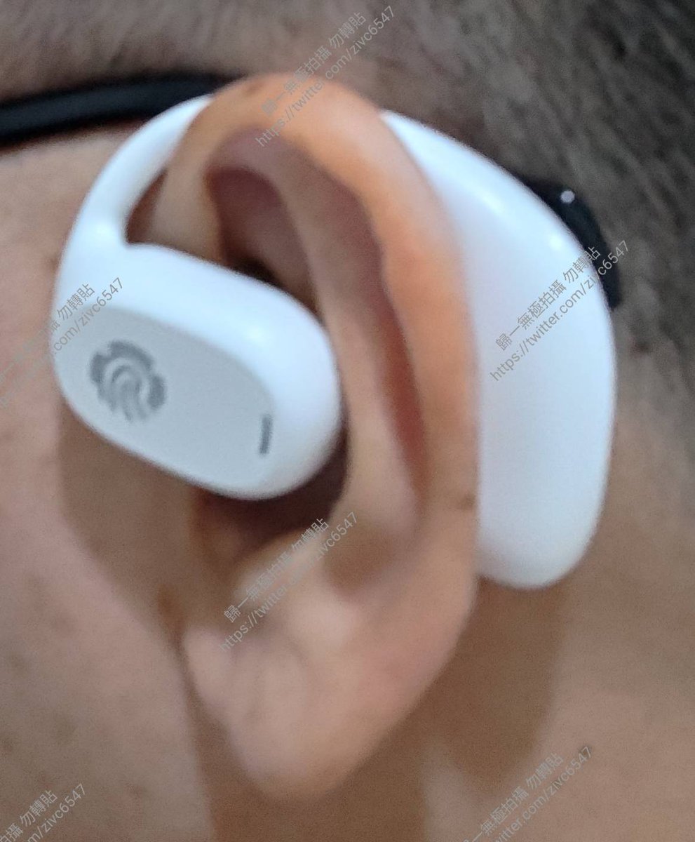 zivc6547's tweet image. 20240831
最近發現無線藍芽耳機的座艙，
在充電的時候，
經常會有接觸不良的情況，
擔心哪天就不能夠充電使用了，
所以緊急買了一個 耳掛式外部藍芽耳機，
屬於不入耳式的一種耳機，
據說這樣對耳朵會比較好，
不會因為入耳導致聽力受到影響。

#Taiwan 
#BluetoothHeadset 
#EarHook