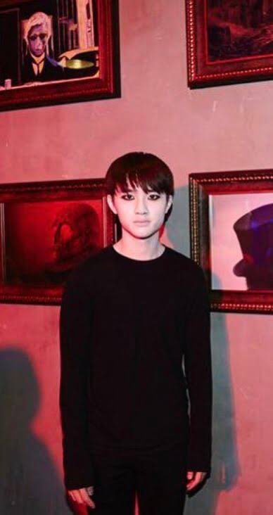 kokokbop's tweet image. someone in the crowd went as kyungsoo in that one halloween party 😭