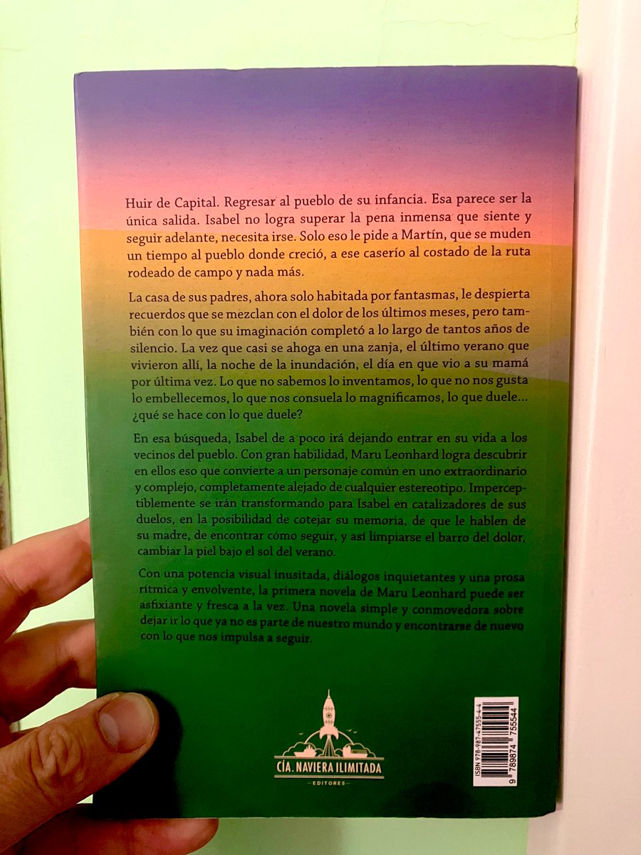 En mi pueblo, en una nueva vuelta, terminando esta exquisita novela sobre la vuelta al pueblo. La compré en el viaje anterior y me la traje en este (el libro también volvió). Gran trabajo de <a href="/MaruLeonhard/">Maru Leonhard ⭐️⭐️⭐️</a> publicado por <a href="/CiaNavieraIltda/">Compañía Naviera Ilimitada editores</a> 🙌