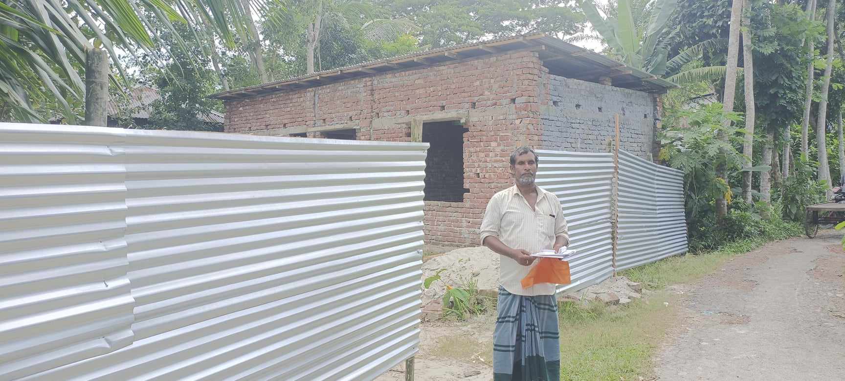 ডাসারে কৃষকের মামলা ও পুলিশের বাঁধা উপেক্ষা করে বসতঘর নির্মাণ কাজ করার অভিযোগ