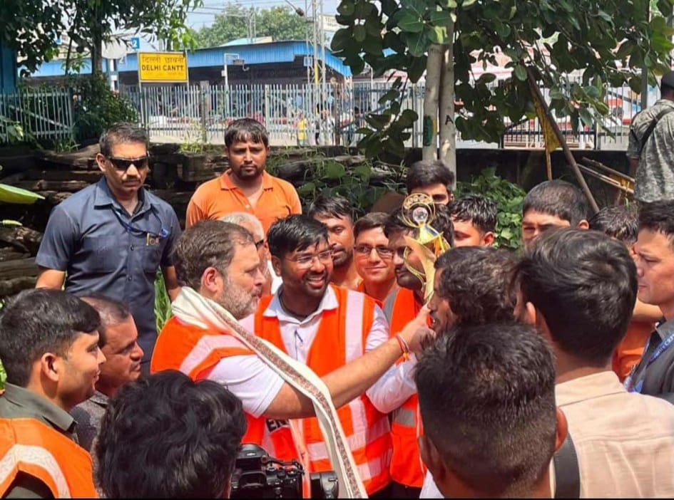 माननीय नेता प्रतिपक्ष आदरणीय राहुल गांधी जी ट्रैकमेंटेनर कर्मचारियों के बीच आने,उनके समस्या सुनने के लिए बहुत-बहुत धन्यवाद!
पूरा ट्रैकमैन परिवार यही उम्मीद करता है कि इस बार आप के माध्यम से हमें जरूर न्याय मिलेगा।
<a href="/RahulGandhi/">Rahul Gandhi</a> ji Thanks 🙏
<a href="/AshwiniVaishnaw/">Ashwini Vaishnaw</a>
<a href="/RailMinIndia/">Ministry of Railways</a>