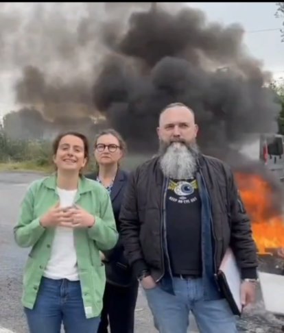 La verdâtre n'aime pas qu'on pollue. Sauf quand ce sont ses potes de la <a href="/lacgtcommunique/">La CGT</a> qui font brûler des pneus. Parce que c'est de la pollution propre qui défend ainsi le peuple contre le néolibéralisme. Andouille <a href="/marinetondelier/">Marine Tondelier</a>