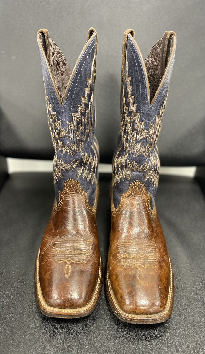 cowboyshine's tweet photo. Before and after! 

#cowboyshine #beforeandafter #cowboyboots #shineyoursole #shineyoursoul #onsiteservice #mobileshoeshine #mobileshoeshineservices #thebestshiner #theprofessionalshiner #justaprofessionalpolish #shinebright #samedayservice #pickupservice #dropoffservice #dfw https://t.co/IZzNfpM6Zc