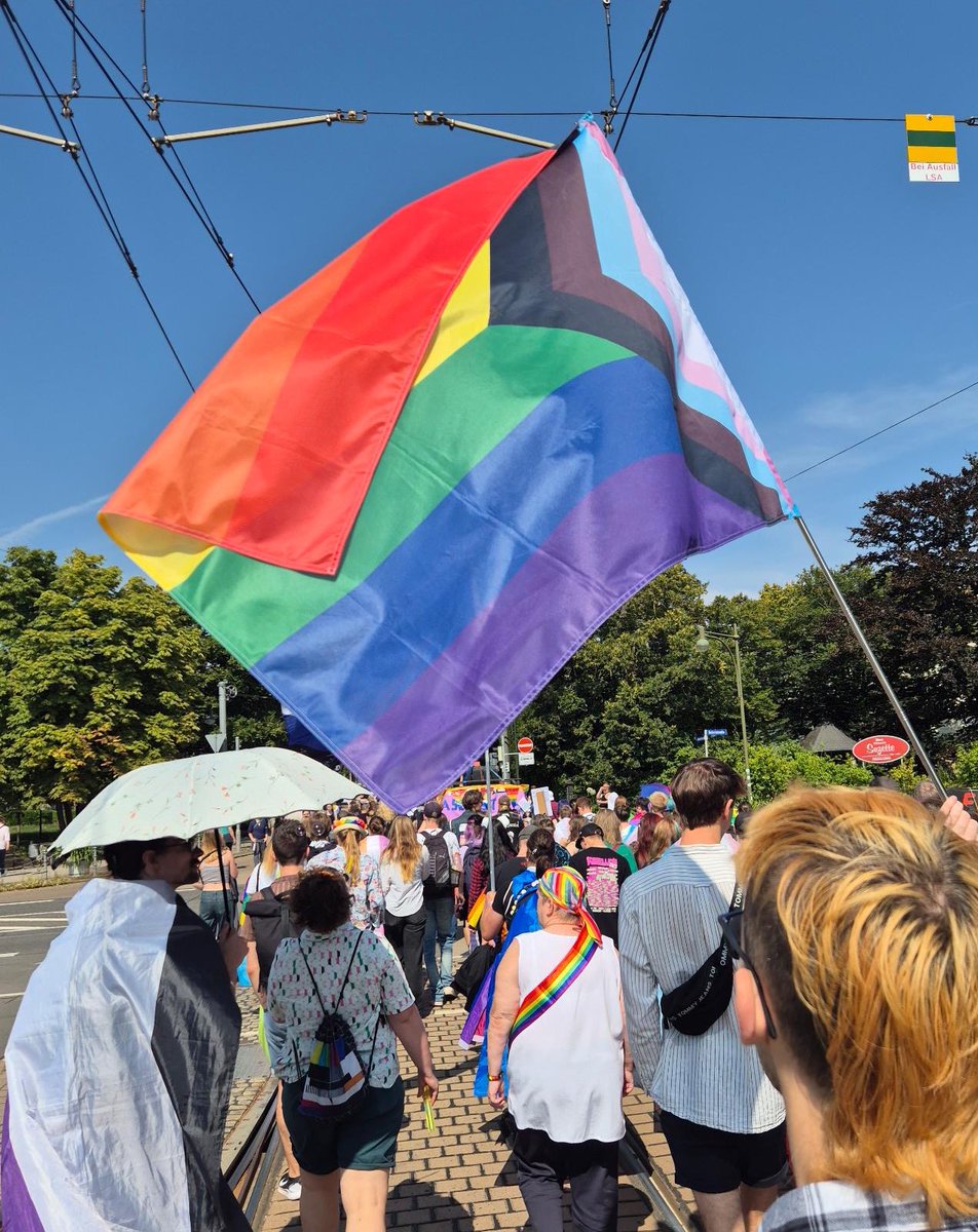 GoeringEckardt's tweet photo. Zusammen mit @nouripour und vielen anderen heute auf dem #CSDGotha. Zusammen für eine offene Gesellschaft, in der alle so sein dürfen, wie sie sind, und in der alle lieben dürfen, wen sie wollen. Auch das steht morgen in Thüringen und Sachsen zur Wahl. Deshalb: #LandesstimmeGrün https://t.co/lsXrYVaTfa