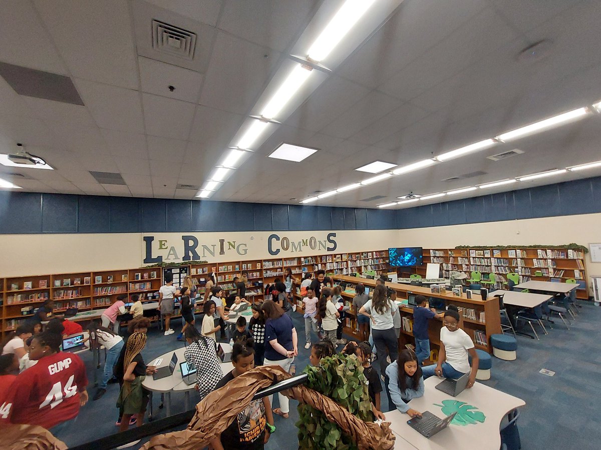 These 5th graders were such academic leaders at our Animal Safari! These projects required students to research and write about their animal. Then, to create their animal using #Minecraft Education and find the volume of that animal! 🦘🦒🐸🌳