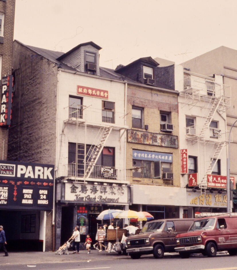 GVSHP's tweet image. We just added 300+ images to our historic image archive (now over 5K!) from a 1995 survey by @studiotinker of federal style (ca.1790-1835) houses in Lower Manhattan. See this amazing time capsule — some pristinely restored, some since destroyed: villagepreservation.org/campaign-updat…