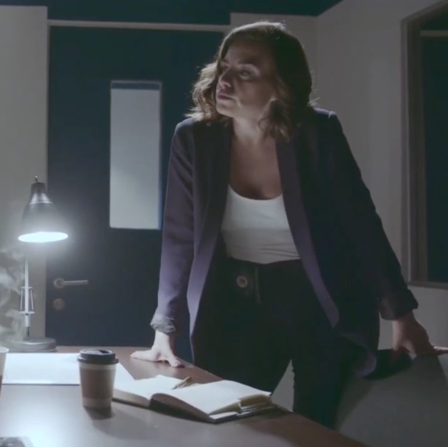 otpqueens's tweet image. a pose oficial da sapatão que resolve b.o