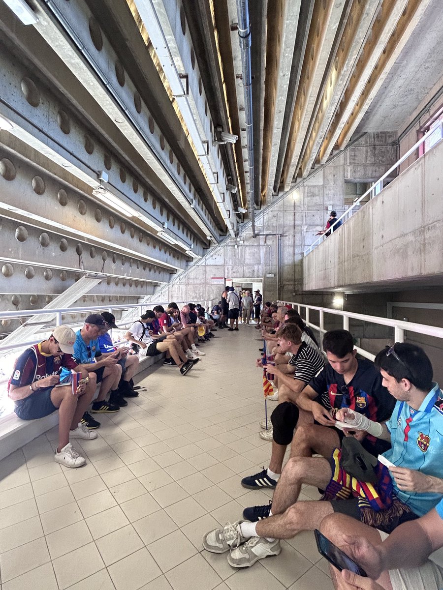 gerardsoria's tweet photo. A mitja hora de començar el Barça—Valladolid, el millor lloc per esperar és a les 'entranyas' de l'Estadi Olímpic. 
Quina calorada....
#FCBLive 
#Frac1
#Barça https://t.co/BkrAA9imgD