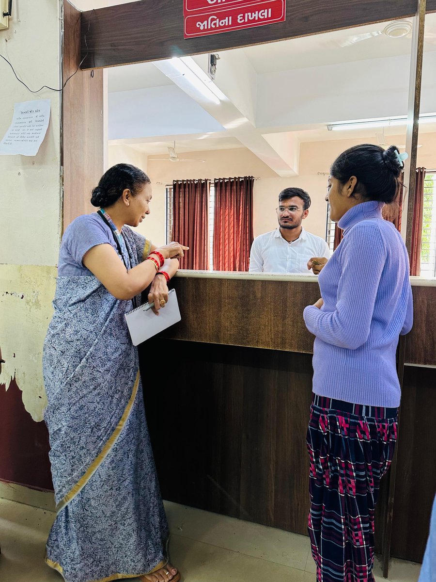 પ્રજાભિમુખ વહીવટ અને નાગરિકોના પ્રશ્નોની પરખ માટે ડૉ. જયંતિ રવિ, અ.મુ.સચિવશ્રી, મહેસૂલ દ્વારા  પ્રાંતિજ સેવા સદન, સાબરકાંઠા ખાતે કામગીરીની સમીક્ષા. જનસેવા, ઇ-ધરા કેંદ્ર અને સબ-રજિસ્ટ્રાર કચેરીની મુલાકાત. ખાતેદારો સાથે સીધા સંવાદથી સેવાઓની સરળ ઉપલબ્ધિની સુનિશ્ચિતતા કરવામાં આવી.