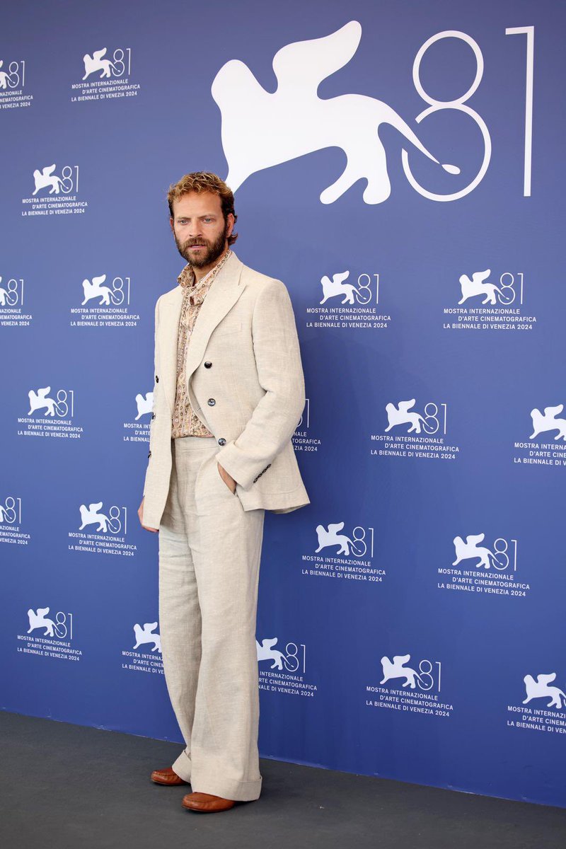 MaisonValentino's tweet photo. At the 81st Venice Film Festival, @AleBorghi_ was seen in a Valentino look by Alessandro Michele from the Spring 2025 #ValentinoAvantLesDébuts collection and #ValentinoGaravani loafers in occasion of the «Campo di Battaglia» photocall.

@la_Biennale https://t.co/oee8ssTDV9