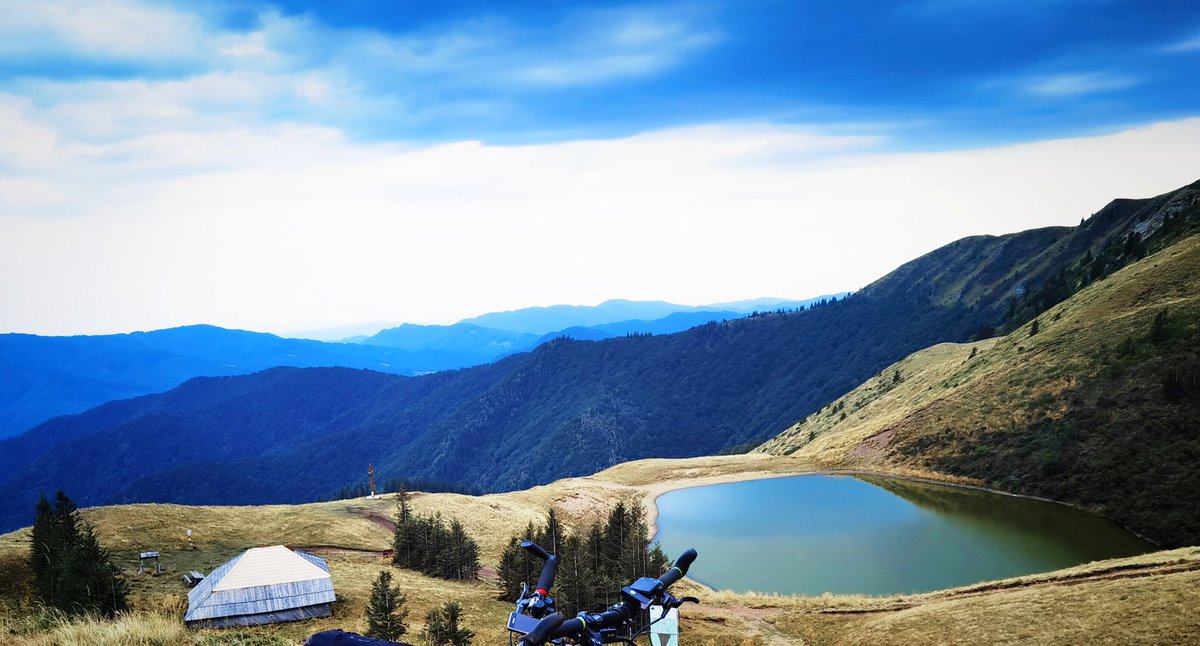 Vali_Ghincolov's tweet photo. Ta-Daaa!!🚴‍♂️🚴
Vă prezint Lacul Vulturilor  (Lacul Agățăt sau Lacul fără Fund)
Pe drum am găsit și Piciorul Căprioarei!
Multe si mari! Au ieșit ca ciupercile dupa ploaie.
Nevasta din dotare e super încântată si le culege la greu. Mâine vom păpa șnițel de ciuperci bun-bun!
Enjoy! https://t.co/rMeAvv4H4M