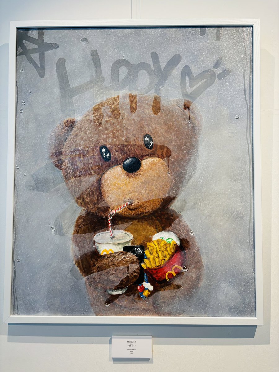 pichooon_m's tweet photo. 本日は #DRELLA で開催されているはるちゃん(#TeddySun 🧸☀️はるちゃんのアーティストネーム)の個展にお邪魔してきました❤️テディさん在廊してたのでお話できました🫶🏻はるちゃんとゆるーく話せるあの時間が心地よいし、お顔見れるだけで安心🥰元気に過ごしててくれれば🌈きゃわ空間でした🩷#丘山晴己 https://t.co/LZL175J9cL