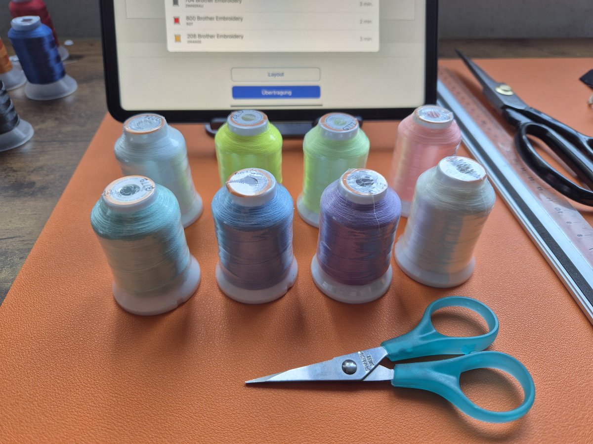 Nachtleuchtendes Maschinenstickgarn – was es nicht alles gibt! Jetzt bleibt nur die Frage: Was für verrückte Dinge kann man damit anstellen? Ideen willkommen! 🤔✨ #helfenfetzt