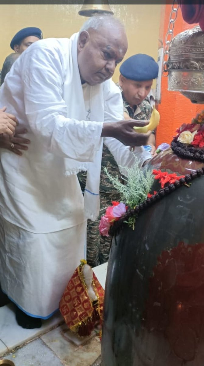 61Bncrpf's tweet image. पूर्व प्रधानमंत्री श्री एच०डी०देवगौड़ा द्वारा 92वर्ष की उम्र तथा खराब स्वास्थ्य के कारण शंकराचार्यजीमंदिर की सीढ़ियों पर चढ़ने मेंअसमर्थता जताने पर डी/@61बटालियन के जाबांज कार्मिकों ने पालकी बनाकर उनको मंदिर में दर्शन कराकर सेवाभाव की मिसाल प्रस्तुत की।@crpfindia @crpf_srinagar