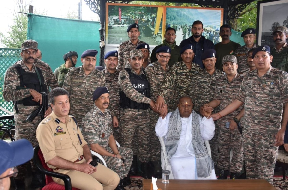 61Bncrpf's tweet image. पूर्व प्रधानमंत्री श्री एच०डी०देवगौड़ा द्वारा 92वर्ष की उम्र तथा खराब स्वास्थ्य के कारण शंकराचार्यजीमंदिर की सीढ़ियों पर चढ़ने मेंअसमर्थता जताने पर डी/@61बटालियन के जाबांज कार्मिकों ने पालकी बनाकर उनको मंदिर में दर्शन कराकर सेवाभाव की मिसाल प्रस्तुत की।@crpfindia @crpf_srinagar