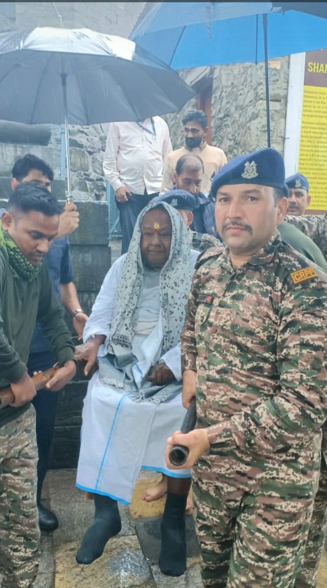 61Bncrpf's tweet image. पूर्व प्रधानमंत्री श्री एच०डी०देवगौड़ा द्वारा 92वर्ष की उम्र तथा खराब स्वास्थ्य के कारण शंकराचार्यजीमंदिर की सीढ़ियों पर चढ़ने मेंअसमर्थता जताने पर डी/@61बटालियन के जाबांज कार्मिकों ने पालकी बनाकर उनको मंदिर में दर्शन कराकर सेवाभाव की मिसाल प्रस्तुत की।@crpfindia @crpf_srinagar