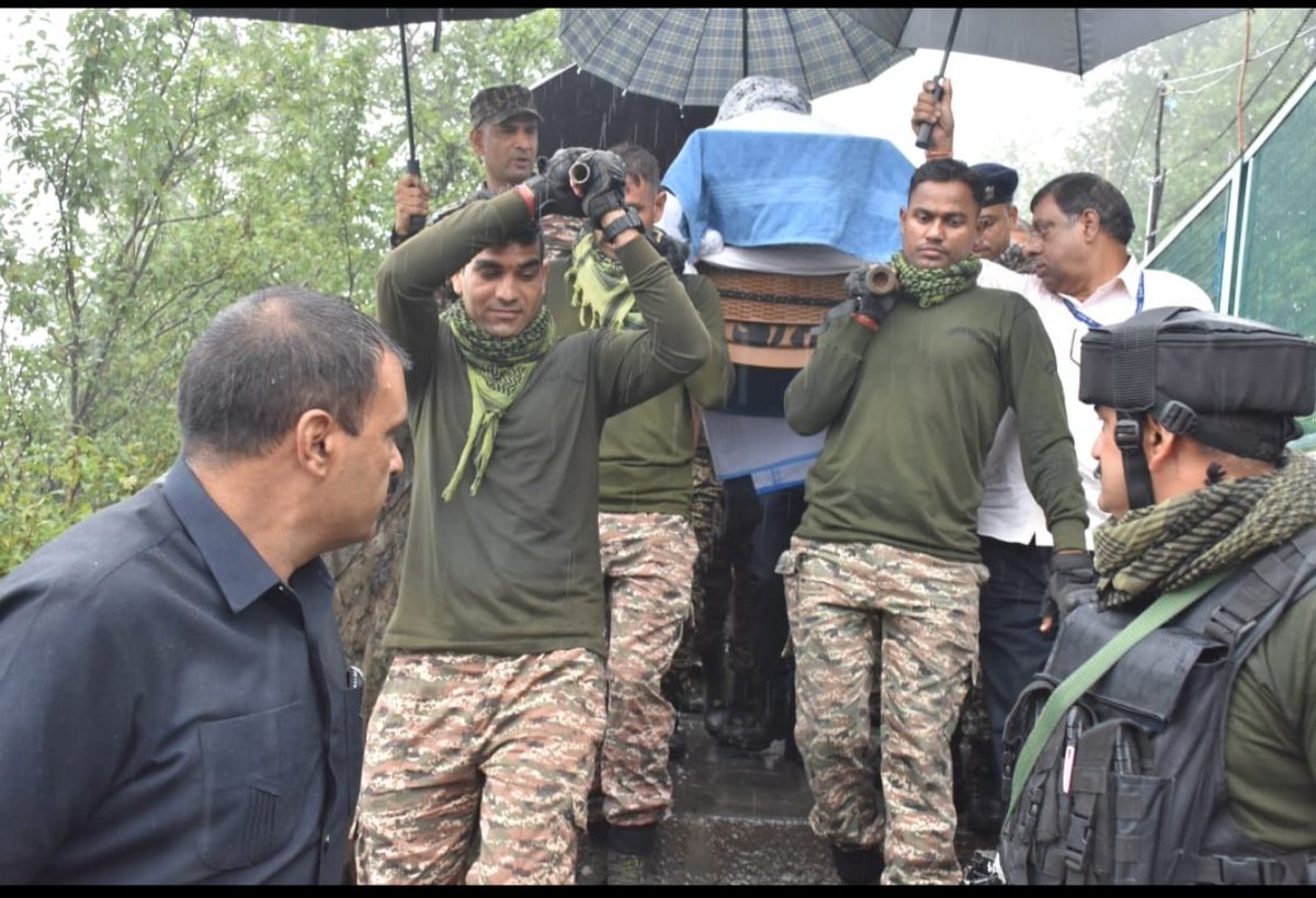 61Bncrpf's tweet image. पूर्व प्रधानमंत्री श्री एच०डी०देवगौड़ा द्वारा 92वर्ष की उम्र तथा खराब स्वास्थ्य के कारण शंकराचार्यजीमंदिर की सीढ़ियों पर चढ़ने मेंअसमर्थता जताने पर डी/@61बटालियन के जाबांज कार्मिकों ने पालकी बनाकर उनको मंदिर में दर्शन कराकर सेवाभाव की मिसाल प्रस्तुत की।@crpfindia @crpf_srinagar