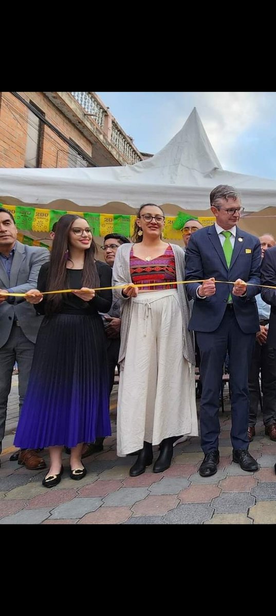 GuambraCuencano's tweet photo. Miéntras los niños del tadeo torres sufren la Bachiller #LadyQuintiles anda inaugurando obras en Gualaceo, ya exigimos la renuncia de esa chica https://t.co/EcXMBPM680