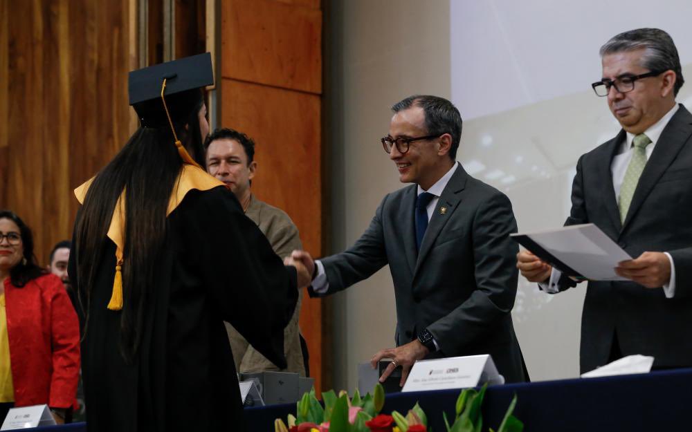carlosivanmoren's tweet photo. Ayer fue un día muy especial. Fui padrino de generación de 206 egresad@s de seis programas de la modalidad #UDGVirtual, del @cugdl_udg

Son un gran ejemplo e inspiración para seguir impulsando la educación #online en toda la Red, ahora desde @UDGPlus 

¡Felicidades ahijad@s!🫶🏽👩🏻‍🎓 https://t.co/gNj9JkJ19d