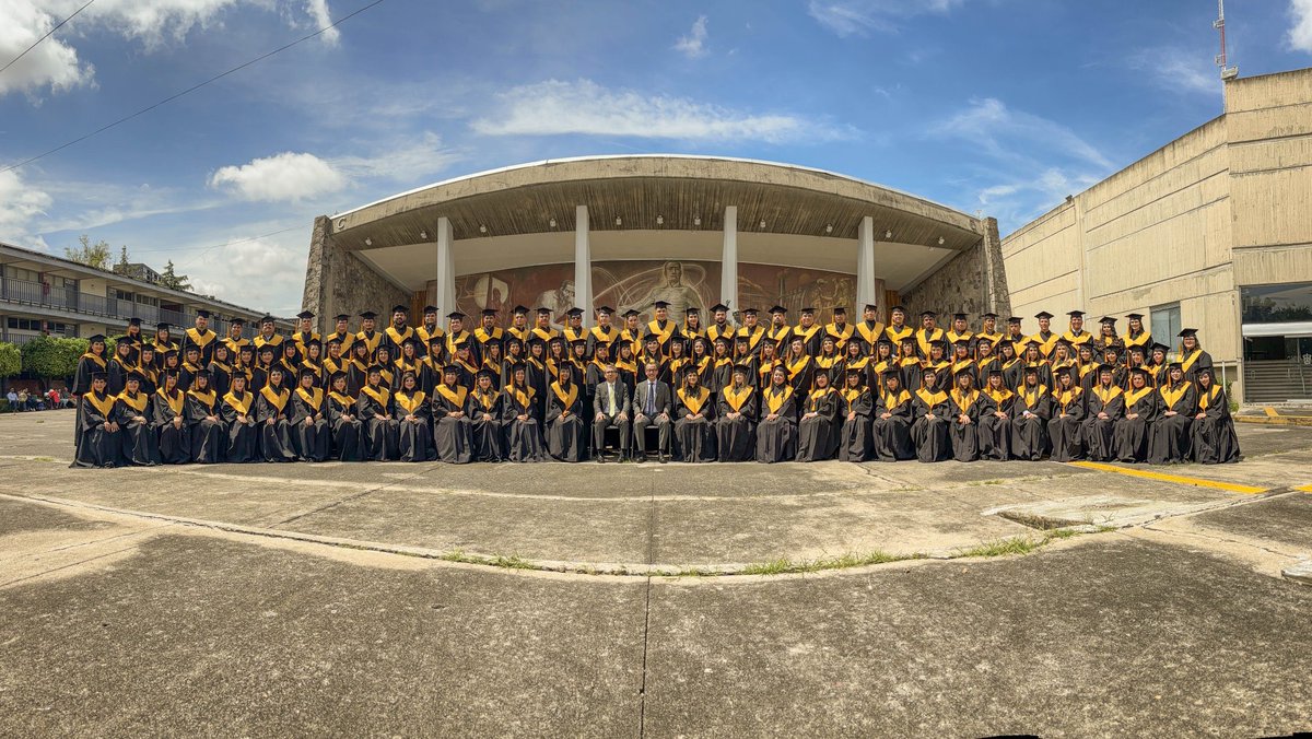 carlosivanmoren's tweet photo. Ayer fue un día muy especial. Fui padrino de generación de 206 egresad@s de seis programas de la modalidad #UDGVirtual, del @cugdl_udg

Son un gran ejemplo e inspiración para seguir impulsando la educación #online en toda la Red, ahora desde @UDGPlus 

¡Felicidades ahijad@s!🫶🏽👩🏻‍🎓 https://t.co/gNj9JkJ19d