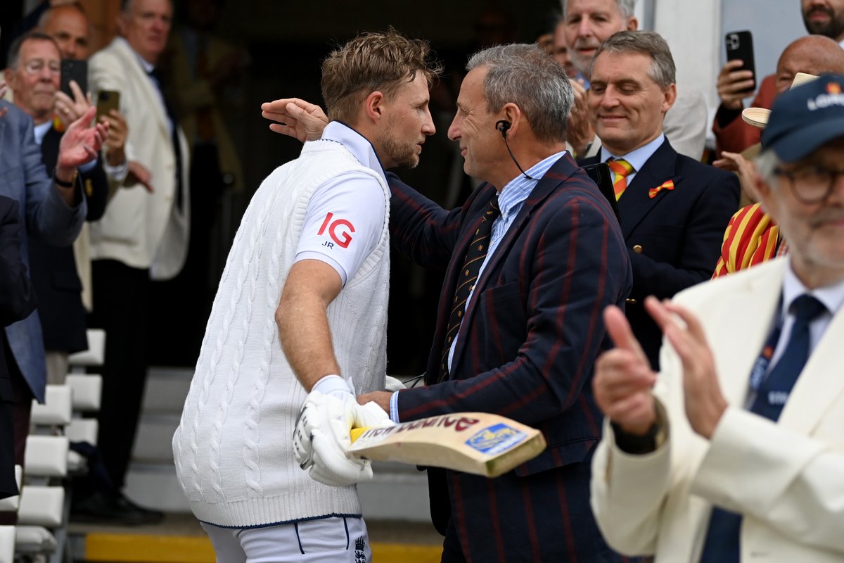 englandcricket's tweet photo. A proud father ❤️

Joe Root embraces his Dad after walking off at Lord's as England's top century-maker 🏴󠁧󠁢󠁥󠁮󠁧󠁿 https://t.co/68Aw6pFh4L