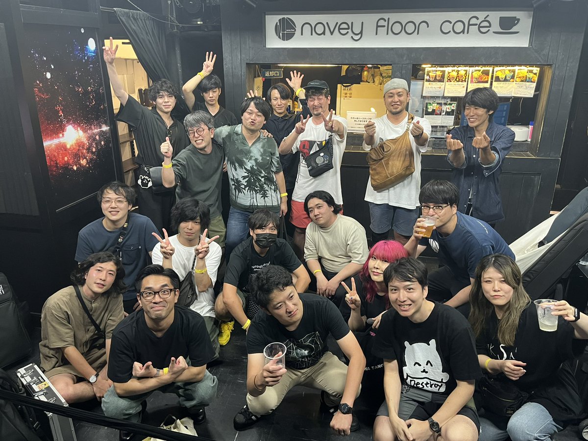 今日もめちゃめちゃ楽しいイベントになったので、最後まで残ってた皆んなと集合写真！！良い夜！！