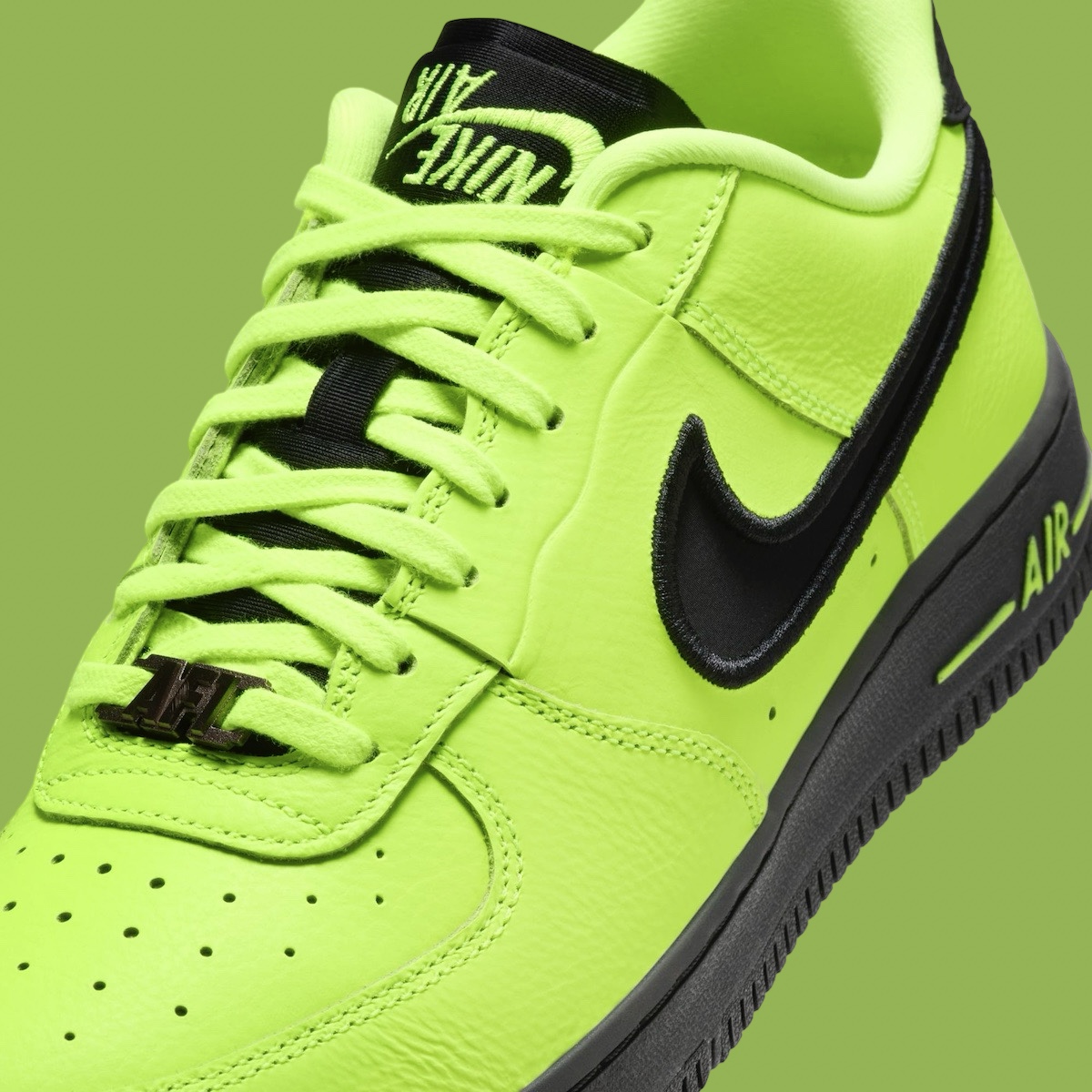Sneaker Bar Detroit tweet media
