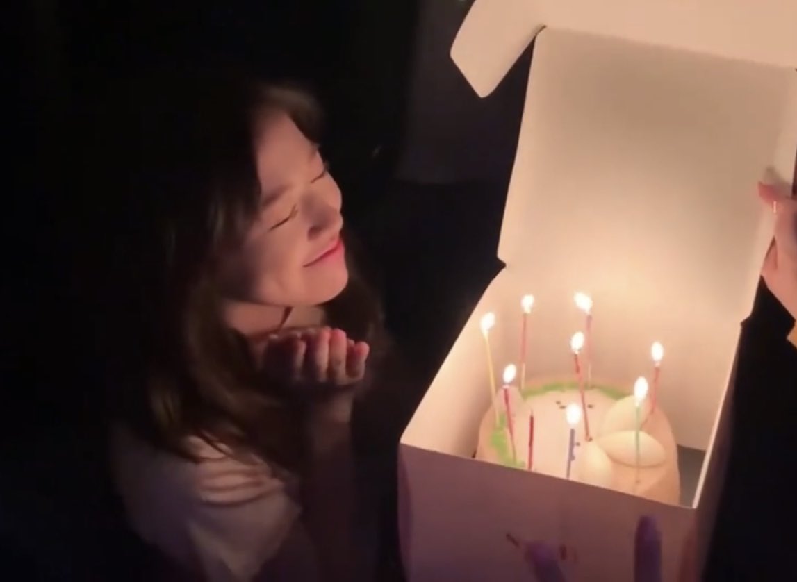 yujzone's tweet photo. yujin and her earl grey cakes for her birthday 🎂

ALL ROUNDER YUJIN DAY 
#AceYujinBornThisWay 
#가을의시작은_언제나_유진이와함께 https://t.co/7FvXPAzcG5