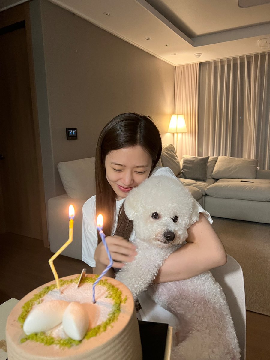 yujzone's tweet photo. yujin and her earl grey cakes for her birthday 🎂

ALL ROUNDER YUJIN DAY 
#AceYujinBornThisWay 
#가을의시작은_언제나_유진이와함께 https://t.co/7FvXPAzcG5