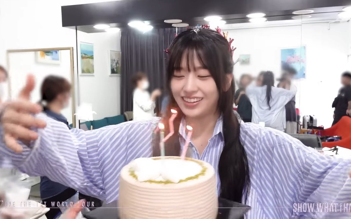 yujzone's tweet photo. yujin and her earl grey cakes for her birthday 🎂

ALL ROUNDER YUJIN DAY 
#AceYujinBornThisWay 
#가을의시작은_언제나_유진이와함께 https://t.co/7FvXPAzcG5