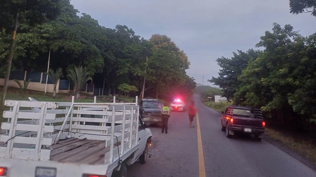 GN_Carreteras's tweet photo. #TomePrecauciones en #Vercruz continua cierre parcial de circulación por #AccidenteVial aproximadamente en el km 084+500 carretera (2840) Xalapa-Veracruz, tramo Tamarindo-Veracruz. Atienda indicación vial. https://t.co/woODhSBj3k